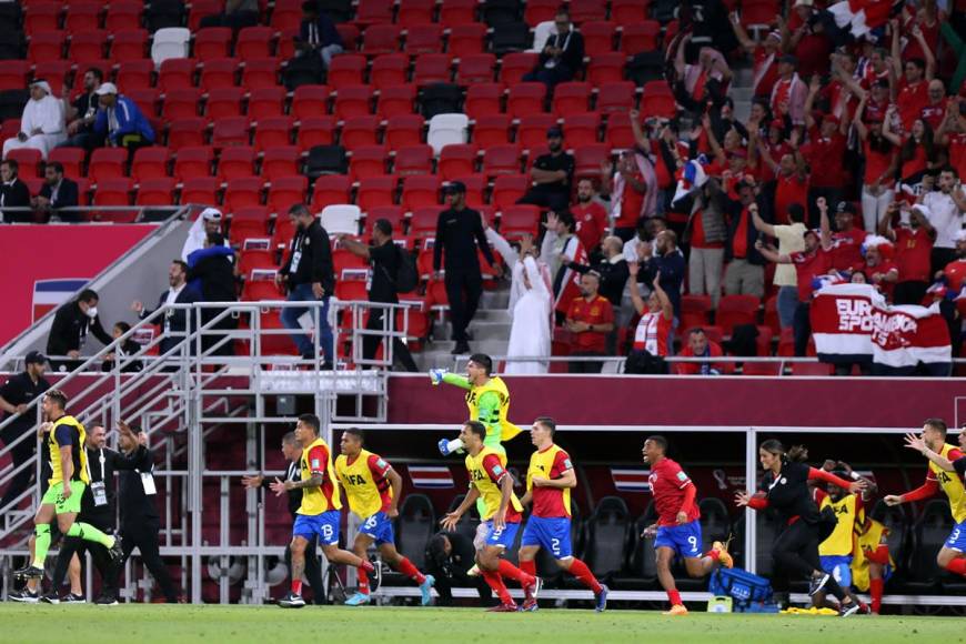 Tras el pitazo final, los jugadores suplentes de Costa Rica entraron al campo para celebrar la clasificación al Mundial de Qatar 2022.