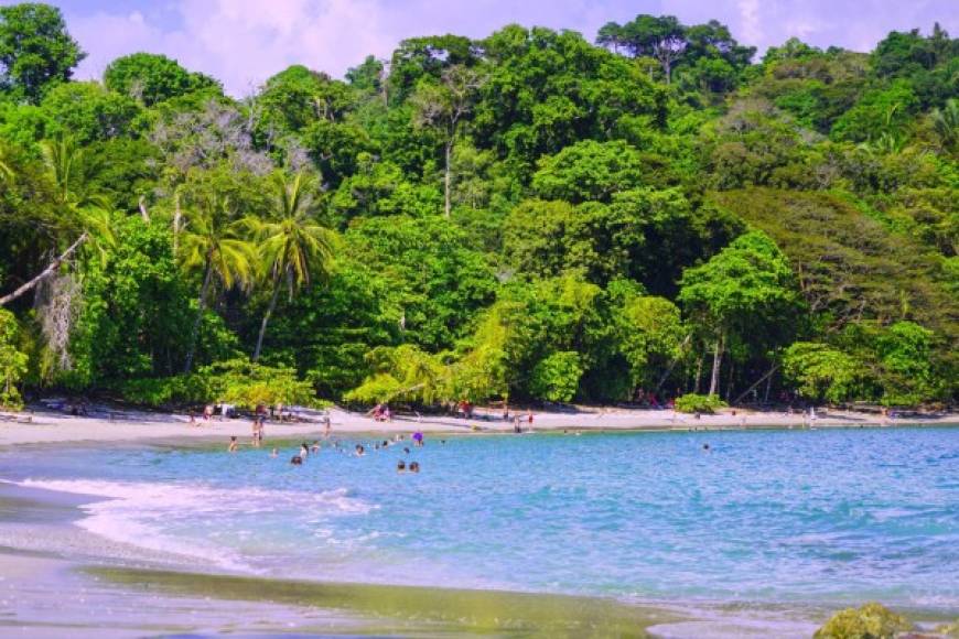 6. Manuel Antonio - Costa Rica <br/><br/>El Parque Nacional Manuel Antonio es una área de conservación natural localizada en la costa pacífica central de Costa Rica, en el cantón de Quepos.<br/><br/>Este parque cuenta con uno de los paisajes más impresionantes de Costa Rica y del mundo, cuenta varias ensenadas con múltiples playas de arenas blancas y exuberantes follajes en medio de grandes montañas y bosques que llegan hasta las playas, se encuentra en la zona de vida bosque húmedo tropical.<br/>