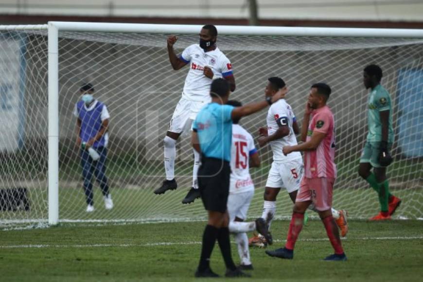 Puño cerrado y salto de Jerry Bengtson para festejar su gol de penal.