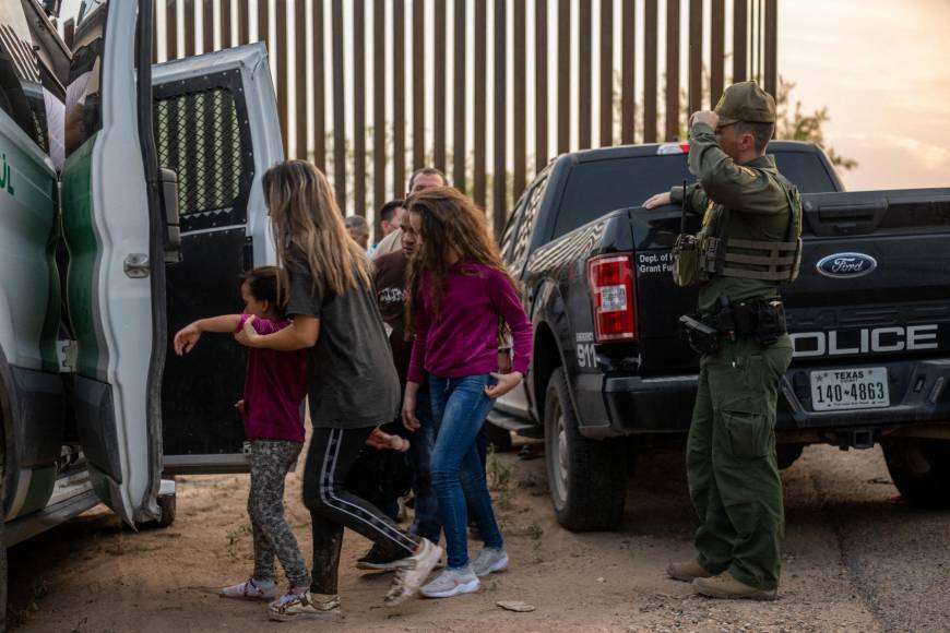 Otros intentan entrar por las enormes brechas del muro en Yuma, una pequeña ciudad fronteriza de Arizona.