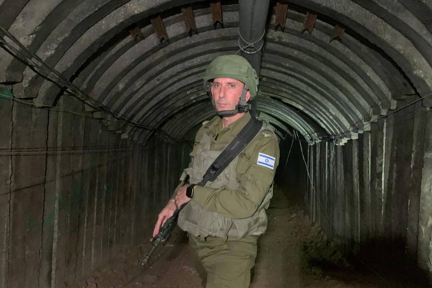 “Esta red masiva de túneles, que se divide en varias ramas, tiene una extensión de más de cuatro kilómetros y llega hasta 400 metros del punto de paso de Erez”, entre Israel y el norte de Gaza, indicaron las fuerzas armadas del Estado hebreo en un comunicado. 