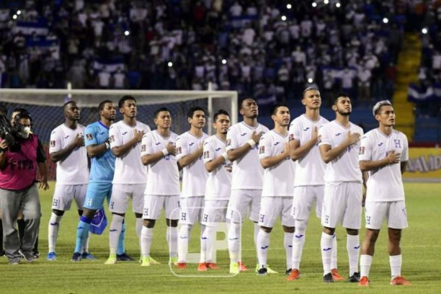 Los seleccionados catrachos mientras entonan el himno nacional de Honduras.