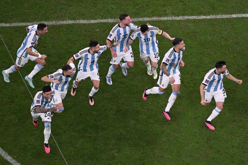 Jugadores de Argentina salen corriendo a celebrar la clasificación a semifinales del Mundial de Qatar 2022.