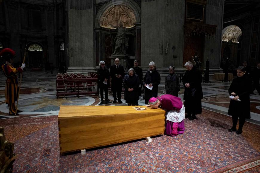 Dado que Joseph Ratzinger renunció a su ministerio antes de morir, su funeral respetó parte de la liturgia reservada para los papas, pero “con algunas diferencias”, explicó el portavoz de la Santa Sede, Matteo Bruni.