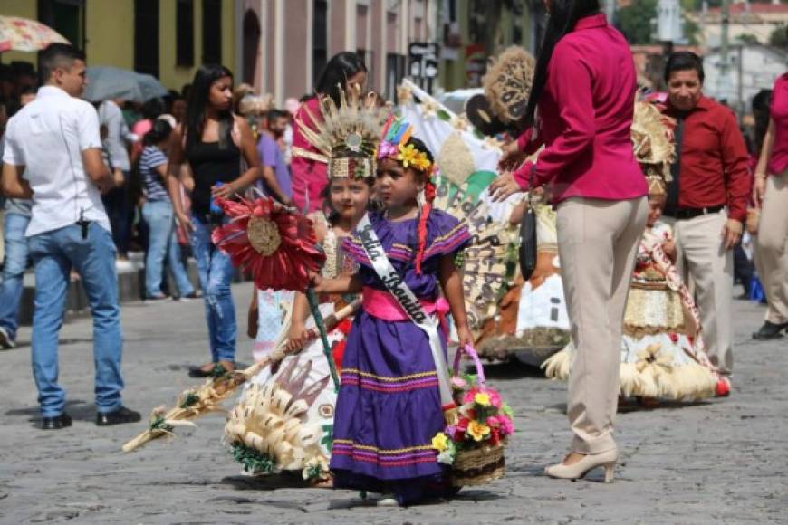 Más de mil estudiantes inauguraron desfiles en Santa Rosa de Copán<br/>