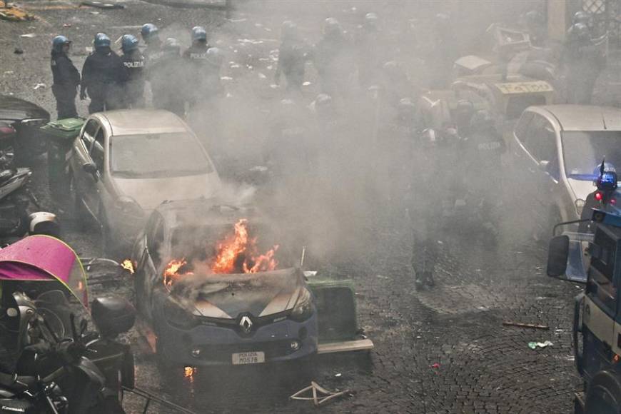 Un operativo de unos 800 agentes no pudo evitar que los hinchas arremetieran contra los comercios locales e incendiaran, incluso, un coche de policía y contenedores de basura.