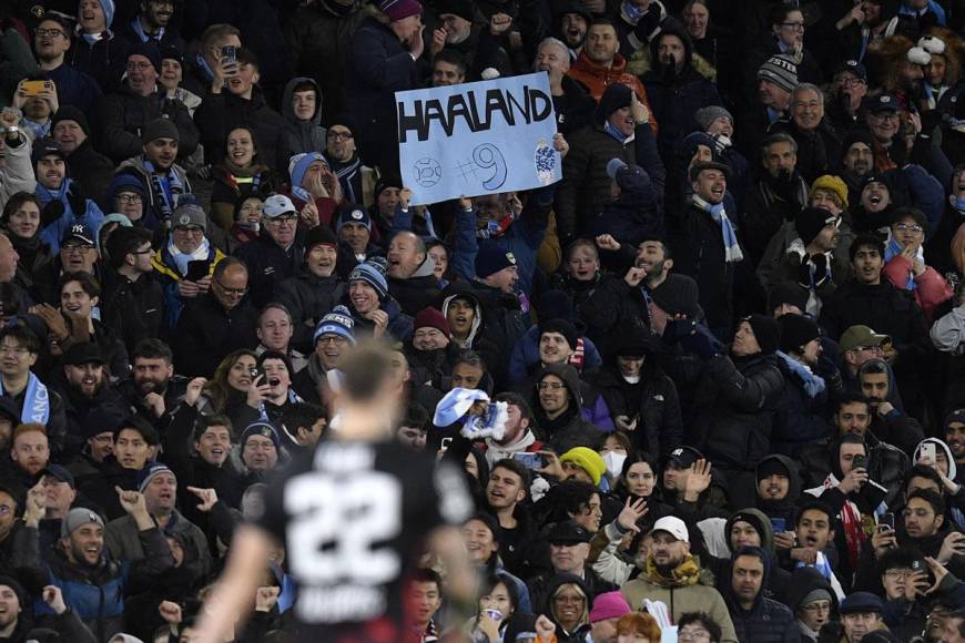 Varios aficionados del Manchester City han mostrado pancartas para Haaland.