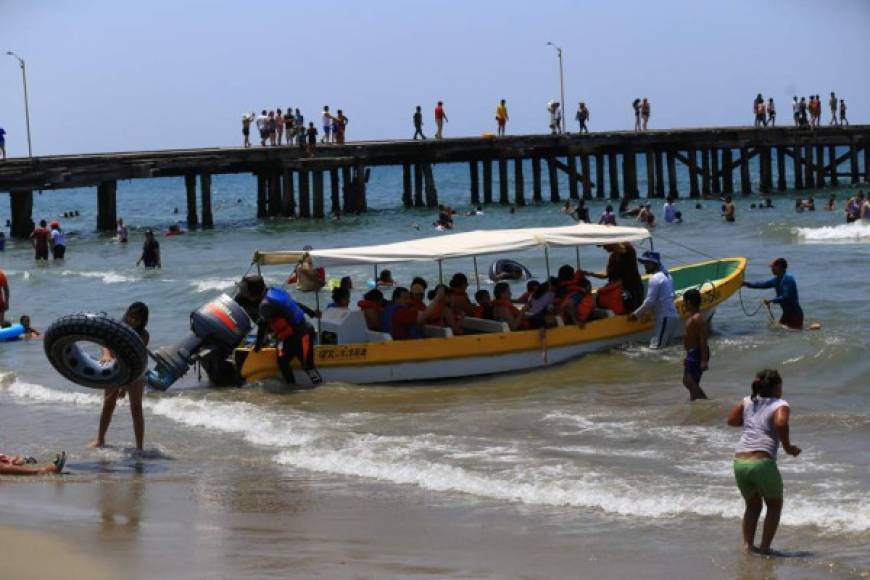 No pueden faltar los paseos en lancha para los turistas que desean desestresarse.