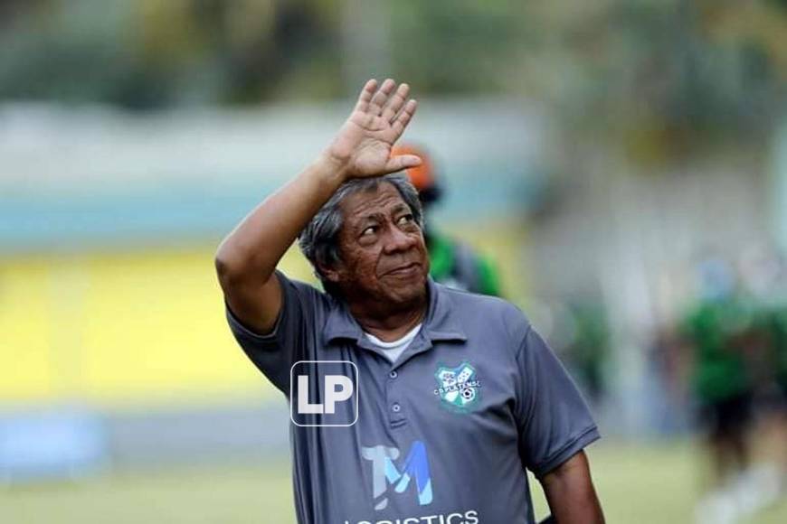 Ramón ‘Primitivo‘ Maradiaga saludando a los aficionados del Platense que llegaron a El Progreso para apoytar al equipo.