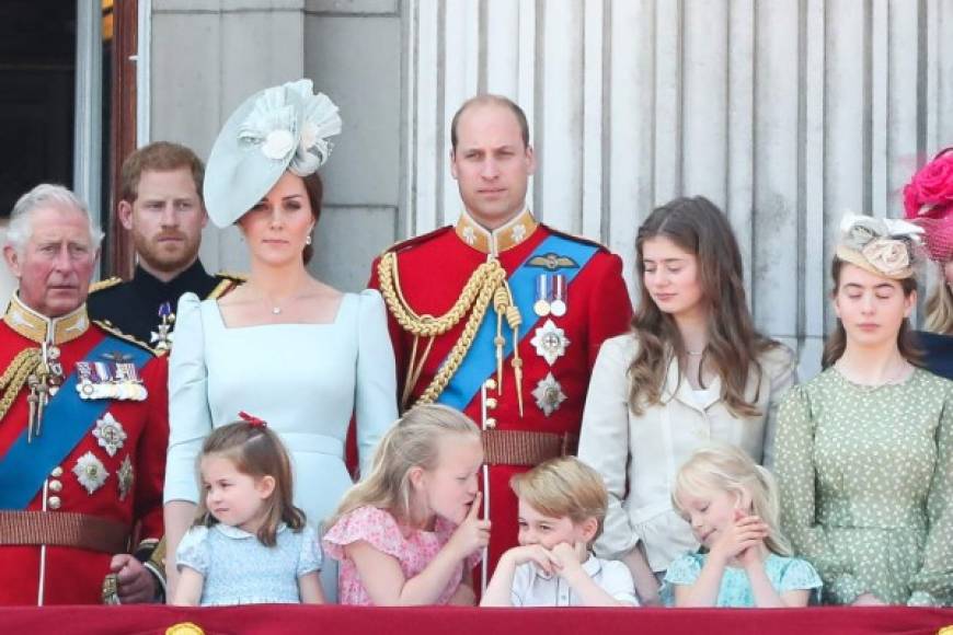 Por su parte Kate Middleton uso un vestido azul claro de Alexander McQueen y un sombrero a tono de Juliette Botterill.