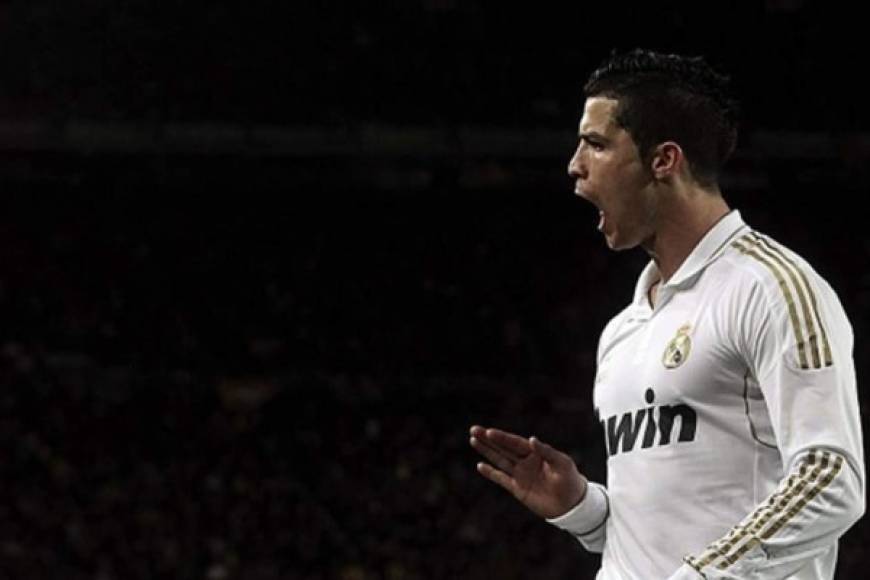 2012<br/>Icónico. Cristiano Ronaldo hace el gesto de 'calma, que yo estoy aquí' al Camp Nou tras anotar el 2-1 de la victoria contra Barcelona en un partido que definió la Liga española a favor de Real Madrid.