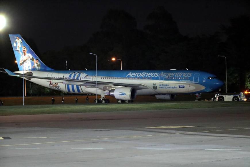 A las 2.23 de la madrugada, horario argentino, el vuelo AR1915 de Aerolíneas Argentinas que trasladaba a la delegación Albiceleste aterrizó en el Aeropuerto Internacional de Ezeiza, en Buenos Aires.