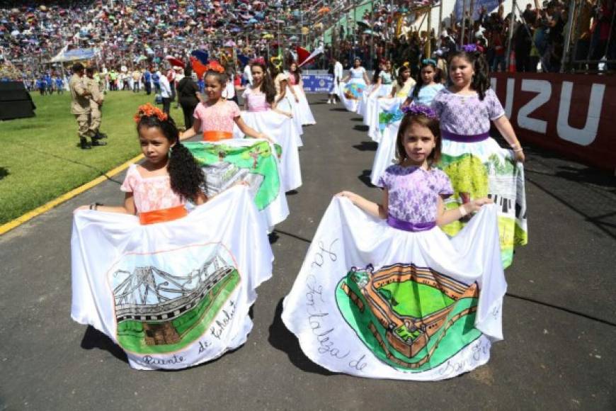 Pequeñas niñas lucen sus trajes representativos de la capital durante los desfiles de Independencia Patria.