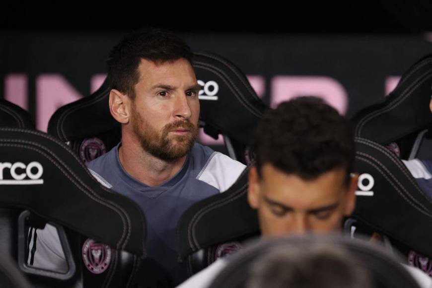 Messi en el bando de suplentes observando el partido entre Inter Miami y FC Cincinnati.
