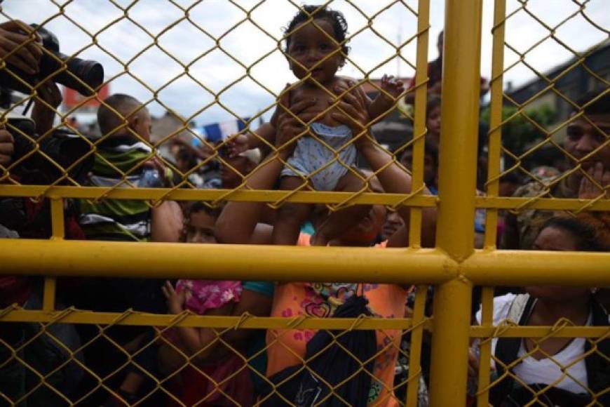 Una madre muestra a su hijo para tratar de convencer a las autoridades migratorias de que le permitan continuar su viaje, escena que se repitió muchas veces en la frontera entre Guatemala y México.