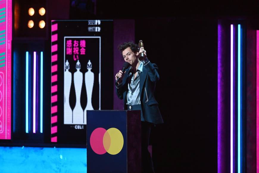 Styles, que optaba a cuatro premios -mejor álbum (“Harry’s House”), mejor artista, mejor canción (“As It Was”) y mejor artista de pop/R&amp;B-, se los llevó todos siendo el artista más aclamado de la gala londinense por la crítica y también por el público, que tres años después pudo volver a llenar el O2 de la capital británica.