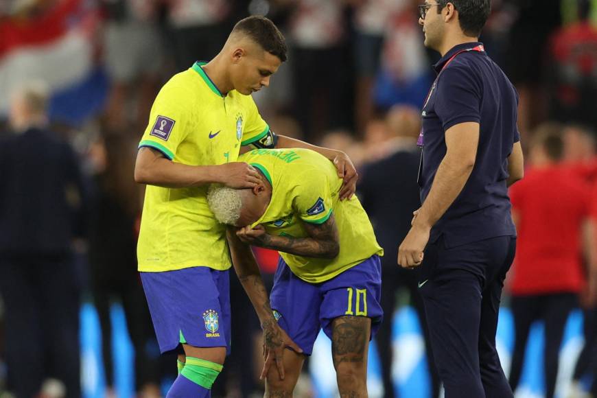 A lo que el futbolista respondió con pesar la dura eliminación de Brasil.