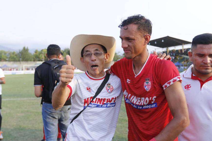 Masaaki Kawagishi, el japonés que acompaña siempre a Real Sociedad, celebró con un emocionado Diego Reyes.