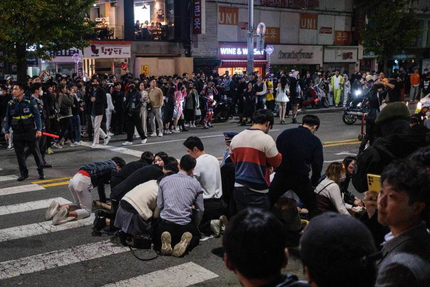 Decenas de miles de personas colmaron un callejón empinado de no más de tres metros de ancho, y testigos relataron escenas de caos cuando las personas se empujaron para pasar, sin policías en el sitio para orientar a la multitud.