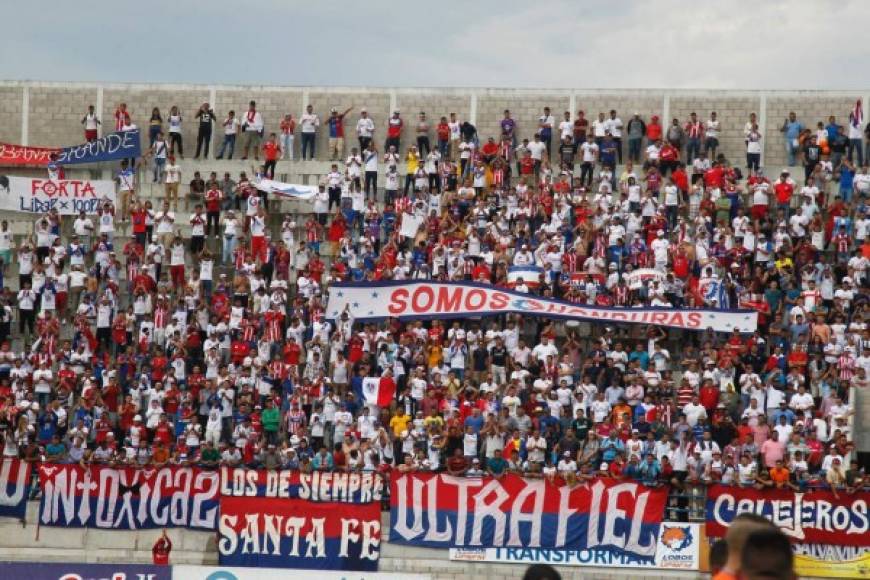 La Ultra Fiel, barra del Olimpia, se hizo presente en el estadio Emilio Williams para apoyar a su equipo.