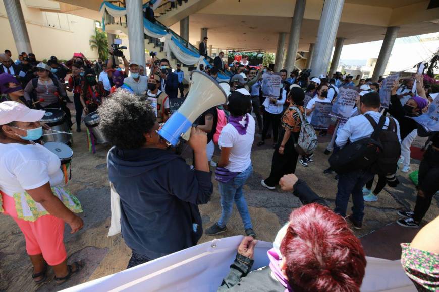 Un grupo de mujeres se manifiesta en los bajos del Congreso Nacional, cuyos diputados instalan este miércoles la segunda legislatura y se aprestan, en horas de la tarde, a elegir a los magistrados de la Corte Suprema de Justicia. 