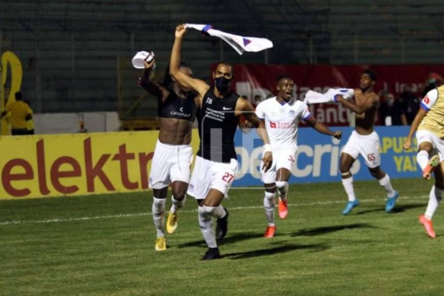 Tras marcar el penal y mostrar su camisa, empezó la alocada celebración de Jerry Bengtson y compañía.