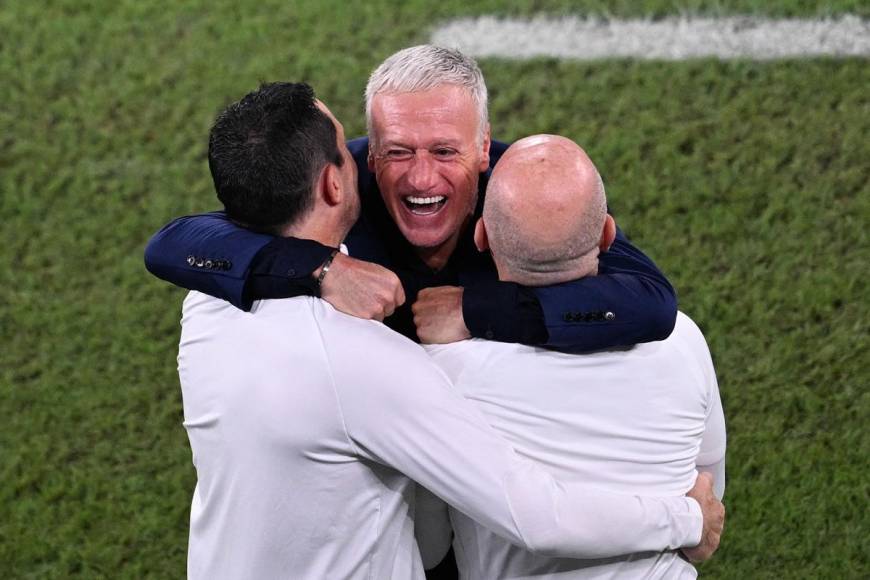 Didier Deschamps, extasiado, se abraza con su staff técnico en la celebración del triunfo de Francia.