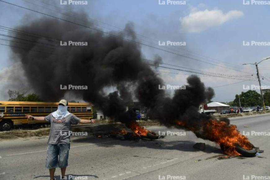 Como sucede habitualmente en las acciones de protesta, la quema de llantas forma parte del paísaje que crea alrededor de estos actos.