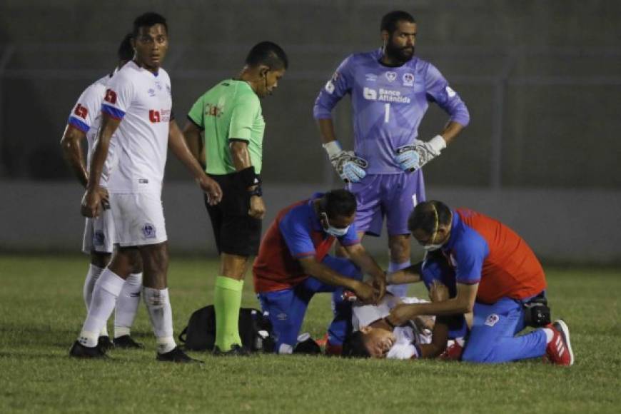 Jonathan Paz recibiendo asistencia médica tras quedar golpeado en una jugada.