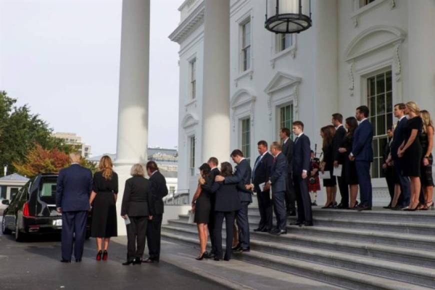 Miembros de la familia del presidente y la primera dama, Melania Trump, asistieron al funeral, que contó con la participación de 'varias docenas' de invitados, en la llamada East Room, lugar de recepciones oficiales de la Presidencia, según la cadena de televisión CNN.