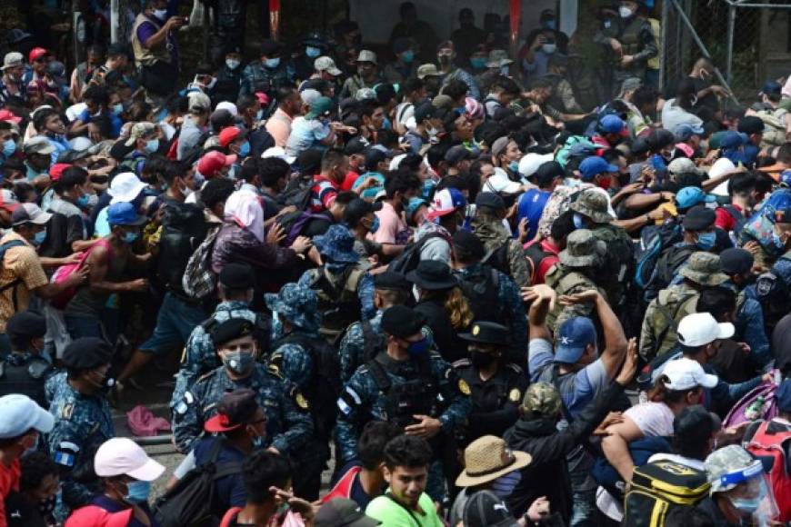 Tras romper el cerco policial la caravana migrante buscará llegar a Tecún Umán, frontera de Guatemala con Chiapas, México.