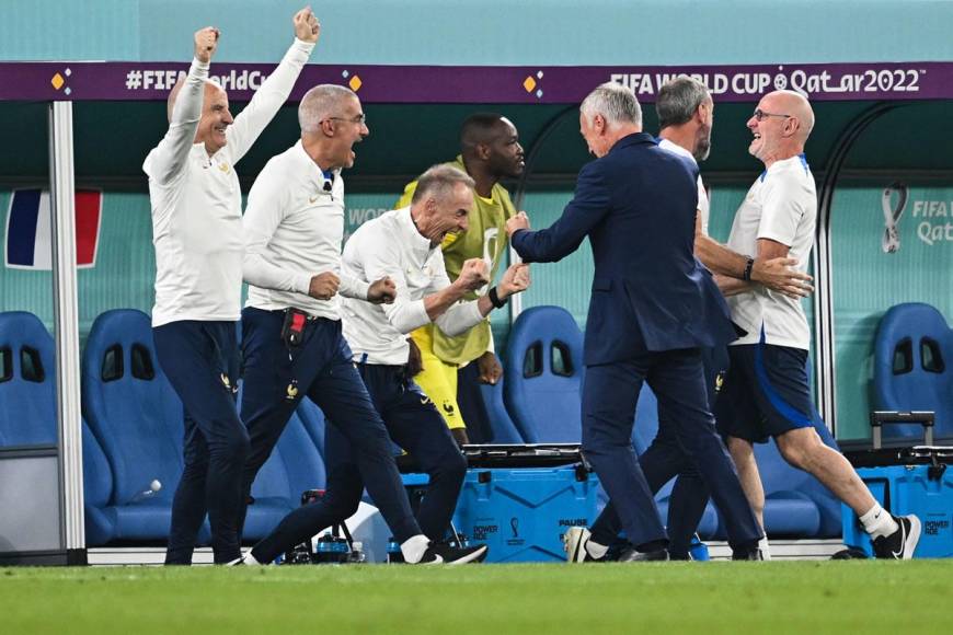 Didier Deschamps eufórico celebrando con su cuerpo técnico el primer gol de Mbappé.