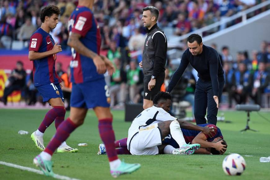 Ferran Torres se duele tras el golpe que le dio Vinicius y Xavi Hernández reacciona a la acción.