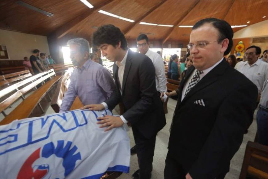 El diputado y excompañero de LA PRENSA, Darío Banegas, acompañó a la familia doliente durante la misa de cuerpo presente.