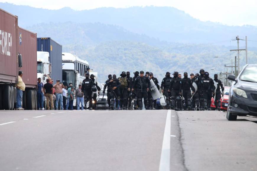 Los protestantes manifiestan que la actual directora departamental no es de La Paz y fue impuesta “de dedo” desde Tegucigalpa. 