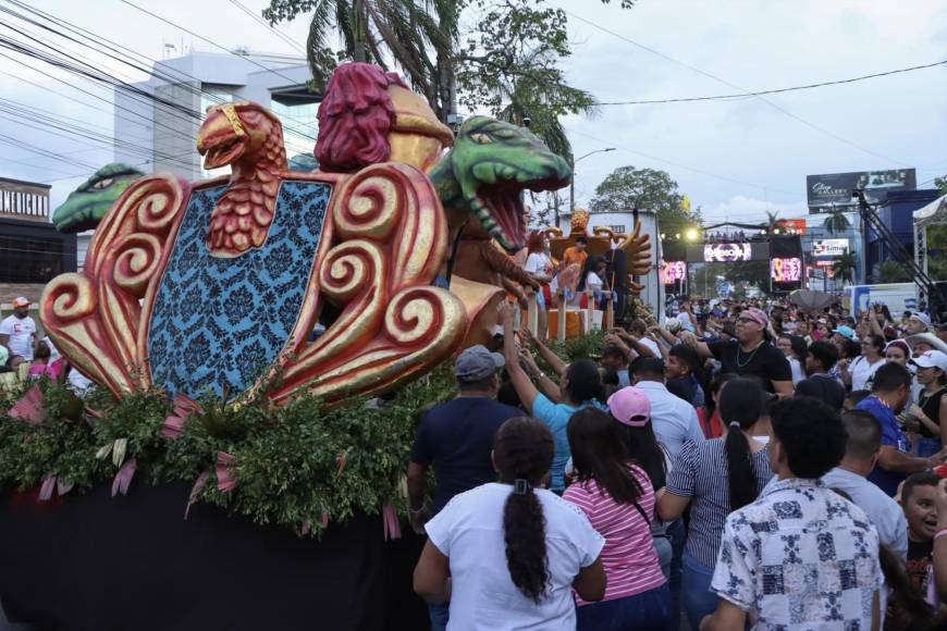 La gran Feria Juniana de la capital industrial de Honduras cerró con el tan esperado desfile de carrozas. 