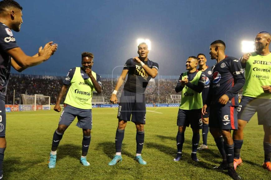 La plantilla del Motagua hizo un peculiar baile en un costado del campo.