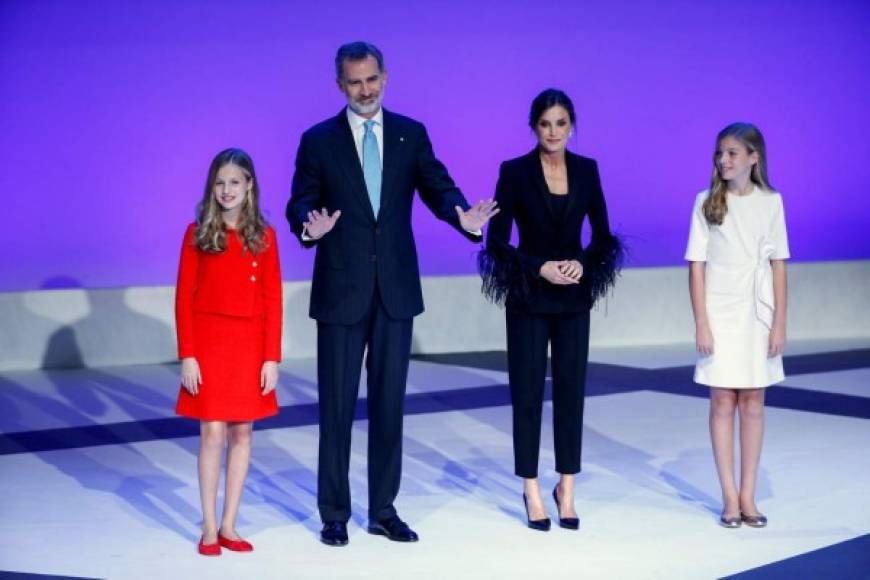 Esta es la primera vez que los reyes de España, Felipe VI y Letizia Ortíz, son acompañados por sus hijas, la princesa Leonor y la infanta Sofía.<br/><br/>Para la ocasión Leonor lució un vestido de tweed en color rojo, uno de los tonos preferidos de su madre.