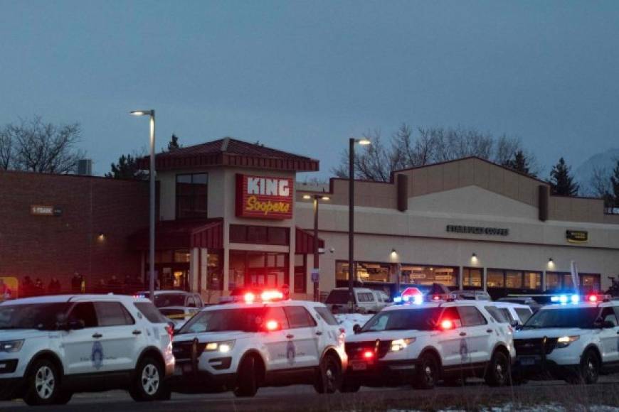 Testigos que estaban dentro de la tienda en el momento del tiroteo dijeron que escucharon múltiples disparos antes de correr hacia la entrada.