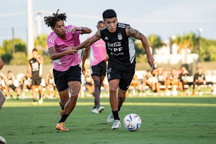 David Ruiz se dio el lujo de jugar contra la selección Nacional de Argentina. Aquí disputando la pelota con Thiago Almada. 