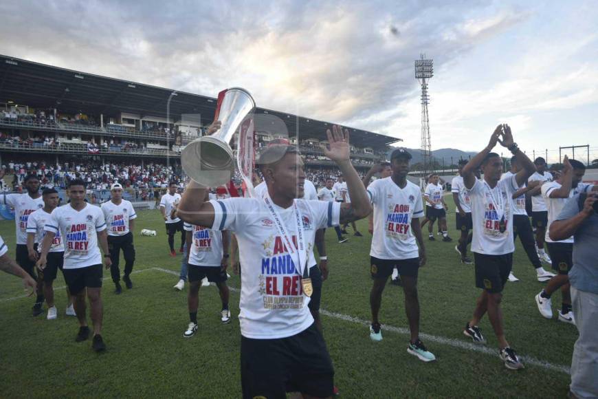 Los jugadores del Olimpia dieron la vuelta olímpica en el estadio Morazán.