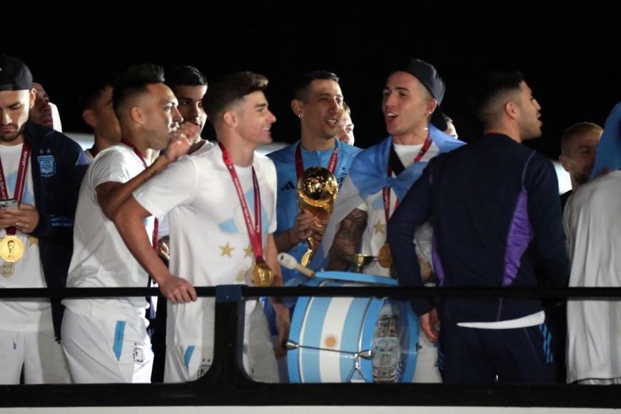 Los seleccionados argentinos disfrutaron del recorrido bailando y saltando al ritmo del éxito popularizado durante Qatar 2022 “Muchachos, nos volvimos a ilusionar”, del grupo La Mosca Tse Tse.