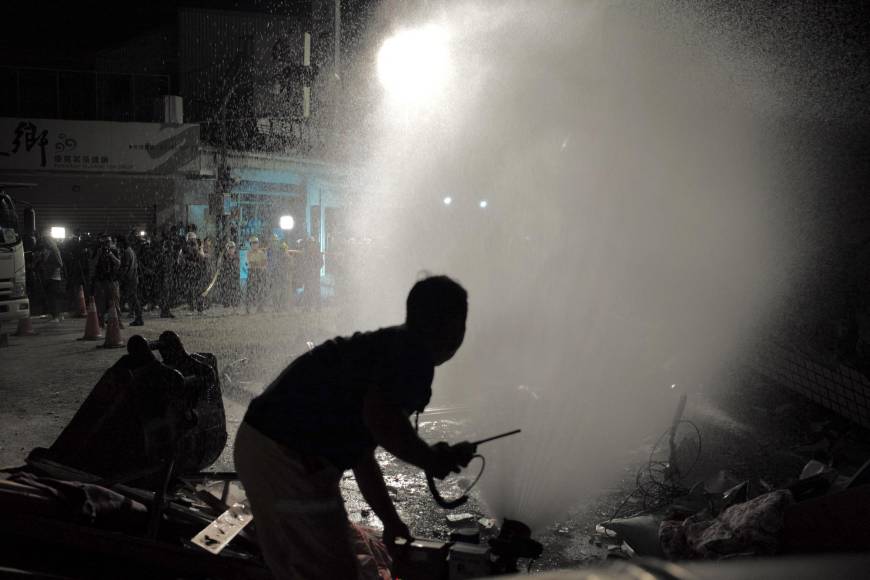 La Agencia Nacional de Bomberos de Taiwán indicó que una persona murió debido a la caída de maquinaria en una fábrica de cemento en la ciudad de Yuli, que estaba cerca del epicentro. 