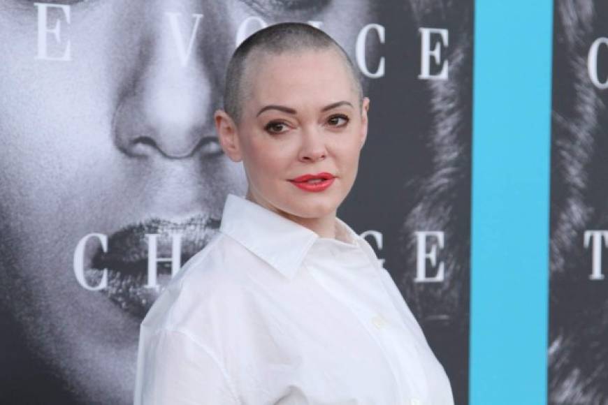 Rose McGowan contó una historia del acoso sexual de Weinstein sin nombrarlo en 2015: En una entrevista con Buzzfeed, le preguntaron sobre los supuestos 'depredadores en serie' en Hollywood, y ella respondió diciendo, 'Hay mucha gente que no merece estar viva -para que me entiendan (...) Hay muchos destructores, y hay la colusión (refiriéndose a los cómplices).'<br/><br/>McGowan declinó hacer comentarios para el reportaje del NYT. El mismo medio informó que la actriz llegó a un acuerdo de $ 100.000 con Weinstein en 1997 tras un incidente en una habitación de hotel.