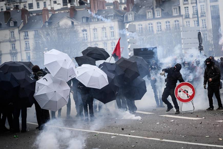 Enfrentamientos entre manifestantes y las fuerzas de seguridad en París.