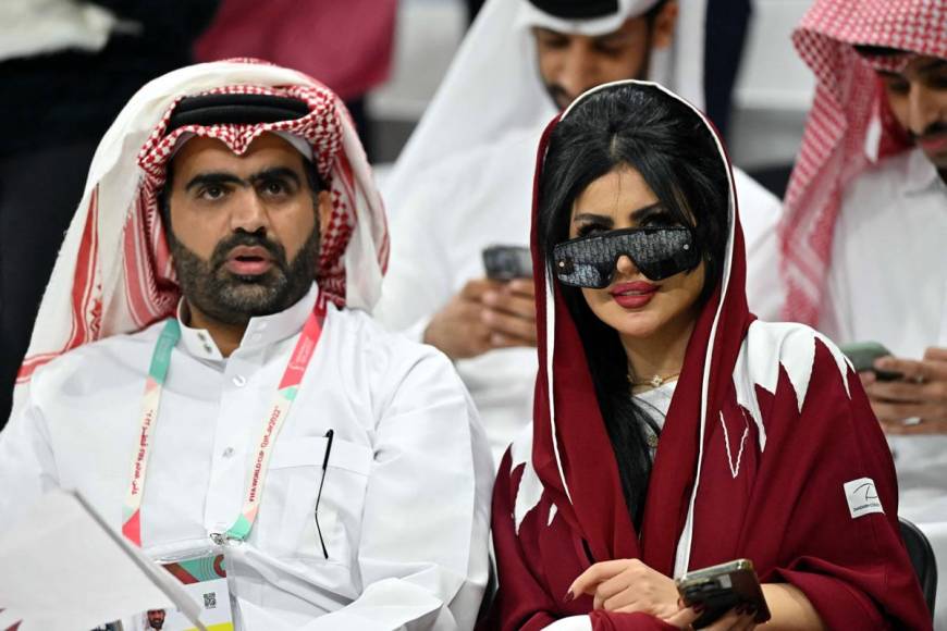 Esta linda qatarí se robó muchas miradas al usar una abaya con los colores de la selección de Qatar.