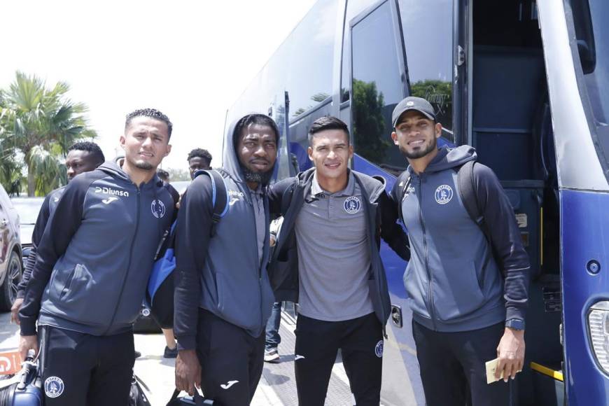 Walter Martínez, Cristopher Meléndez, Juan Ángel Delgado y Marcelo Pereira posando para el lente de Diario La Prensa antes de subirse al autobús.