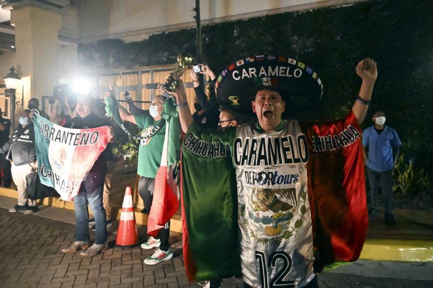 Un pequeño grupo de mexicanos encabezados por Héctor Chávez “Caramelo”, fiel aficionado que sigue a todas partes al Tri, junto a otros seguidores, esperaron a la selección azteca en las afueras del hotel.
