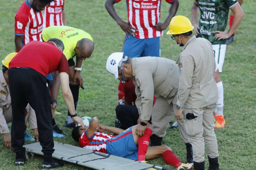 Axel Maldonado dio el susto por unos minutos luego que recibió una patada en su rostro por parte del lateral José Aguilera del Marathón.