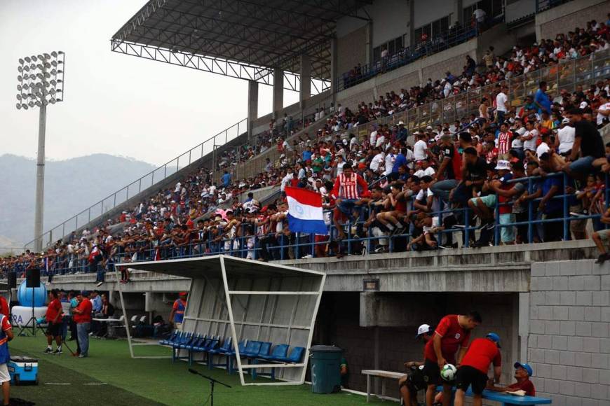 El Olimpia jugó de visita ante la UPN en el estadio Emilio Williams de Choluteca, pero parecía que era el club local. Una buena cantidad de aficionados olimpistas llegaron.